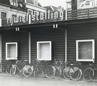603500 Gezicht op de tijdelijke rijwielstalling op de hoek van het Stationsplein en de Stationsstraat te Utrecht, met ...